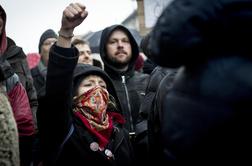 Napeto v Ljubljani: protestnike je ločila policija (foto in video)