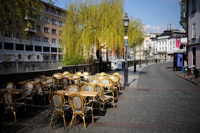 V gostinstvu in turizmu bi kritje 80-odstotnega nadomestila plač zaposlenih na čakanju podaljšali do konca junija. | Foto: STA ,