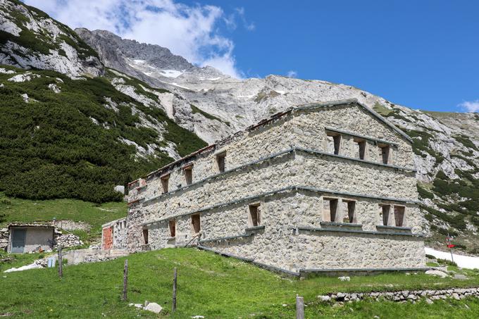 Pogoreli Kocbekov dom na planini Korošica nad Ojstrico | Foto: Matej Podgoršek