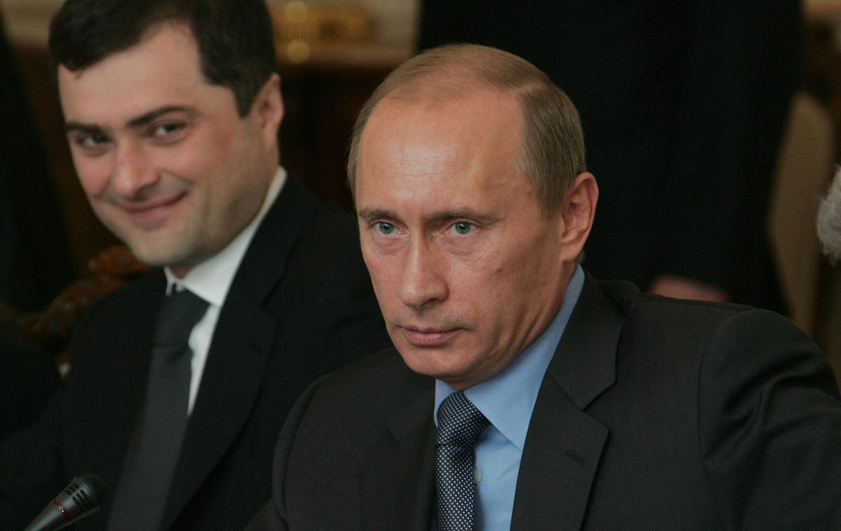 Vladislav Surkov, Vladimir Putin | Vladislav Surkov (na fotografiji ga vidimo skupaj z Vladimirjem Putinom) je bil do leta 2020 Putinov svetovalec. Velja za avtorja konceptov ruskega sveta in suverene demokracije ter arhitekta ruskega političnega sistema in putinizma. | Foto Guliver Image