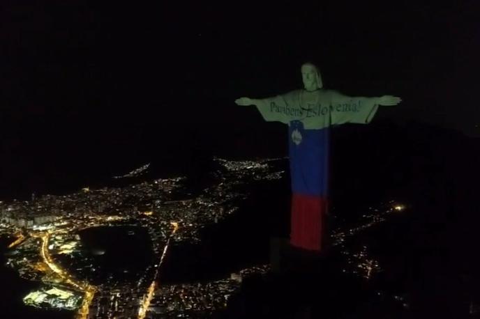 Kip nad  Riom de Janeirom | Kip Kristusa Odrešenika v brazilskem Riu de Janeiru so obarvali v barve slovenske zastave. | Foto Twitter