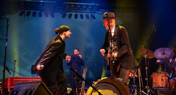 Vladu Kreslinu se bo na odru v Križankah pridružila raperka Masayah. | Foto: Festival  Ljubljana