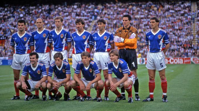 Na SP 1990 v Italiji, kjer si je takrat služil kruh pri Sampdorii, je za Jugoslavijo nastopil tudi Srečko Katanec. Na sliki je v zgornji vrsti (tretji iz leve), skrajno desno spodaj pa je zdajšnji srbski selektor Dragan Stojković. Jugoslavija je leta 1990 izpadla v četrtfinalu z Argentino. | Foto: Guliverimage/Vladimir Fedorenko