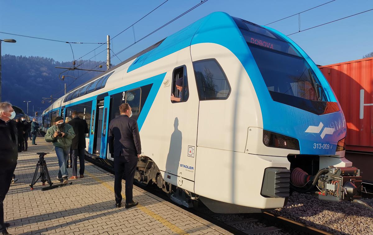 Dvonadstropni vlak | Dvonadstropni električni vlak Stadler na postaji Litija | Foto Srdjan Cvjetović