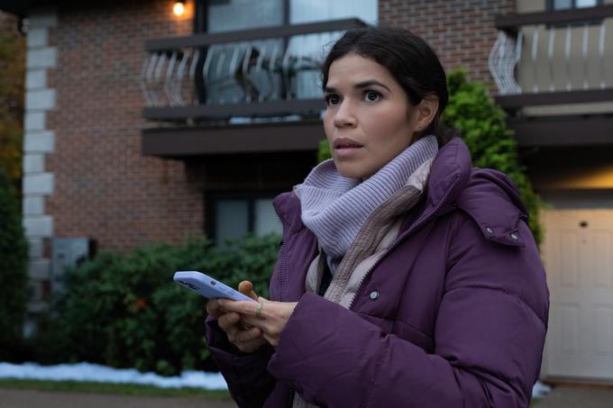 Pogled z druge strani malih vlagateljev, ki si želijo boljšega življenja, poosebi America Ferrera v vlogi medicinske sestre. | Foto: Con Film