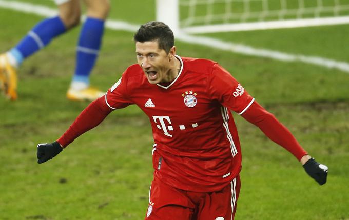 Lewandowski je v prejšnji sezoni na 40 tekmah v dresu Bayerna dosegel kar 48 zadetkov. Z Bayernom je postal nemški in svetovni prvak, osvojil nemški in evropski superpokal. Odlično mu gre tudi v tej sezoni. Trenutno je prvi strelec lige prvakov in nemške bundeslige, kjer je na 14 tekmah dal že 16 zadetkov. | Foto: Reuters