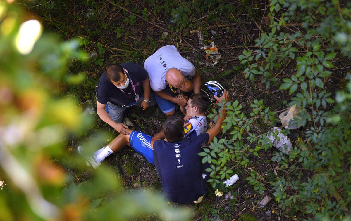 Remco Evenepoel | Sumljiva poteza ob poškodovanem Remcu Evenepoelu buri duhove. #video  | Foto Getty Images