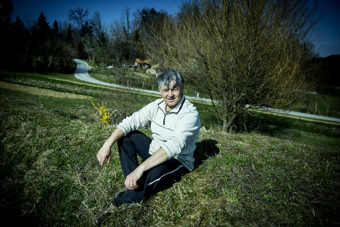 "Ko pridejo sem, lahko tudi sami vidijo, da ne gre za nekakšne izolirane čudake, ker ne jemo mesa, lahko se sami prepričajo, kako raste hrana, na kakšen način se tu dela," pravi Stanko, ki mu je učenje z zgledom zelo pomembno. | Foto: Ana Kovač