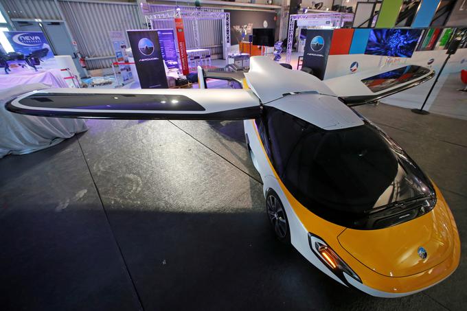 Slovaki so v Pariz poslali predstavnika novega trenda v letalstvu, leteči avtomobil. Aeromobil se lahko dvigne na višino 3.048 metrov, njegov dolet pa znaša 700 kilometrov. | Foto: Reuters