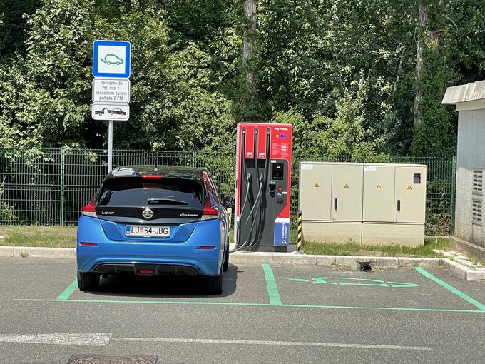 Petrol ob avtocestah nudi polnilnice DC z močjo do 50 kilovatov, prav tako pa tudi že polnilnice z močjo prek 100 kilovatov. Te so močnejše in dražje, avtomobili pa večinoma to višjo moč slabo izkoristijo. Časovni prihranek načeloma ne upraviči precej višjega končnega računa. | Foto: Gregor Pavšič