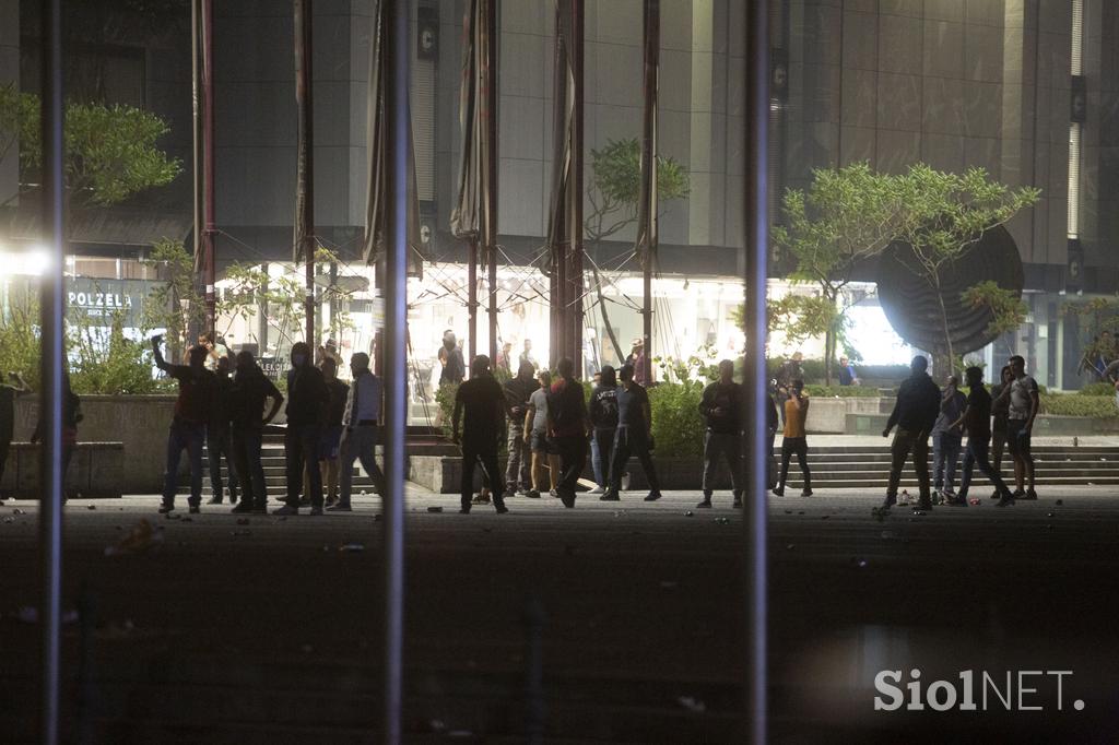 Nasilni protesti proti ukrepom vlade.