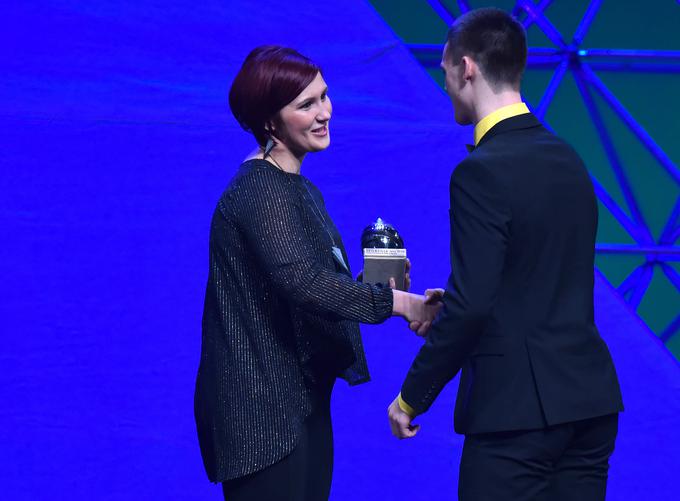 Tim Gajser je v otroštvu treniral nogomet, smučanje in judo. Bil je tudi dvakratni državni prvak v judu v kategoriji do 26 kilogramov. Na fotografiji: priznanje za tretjega najboljšega športnika v državi je prejel iz rok nekdanje judoistke Lucije Polavder.  | Foto: Bobo