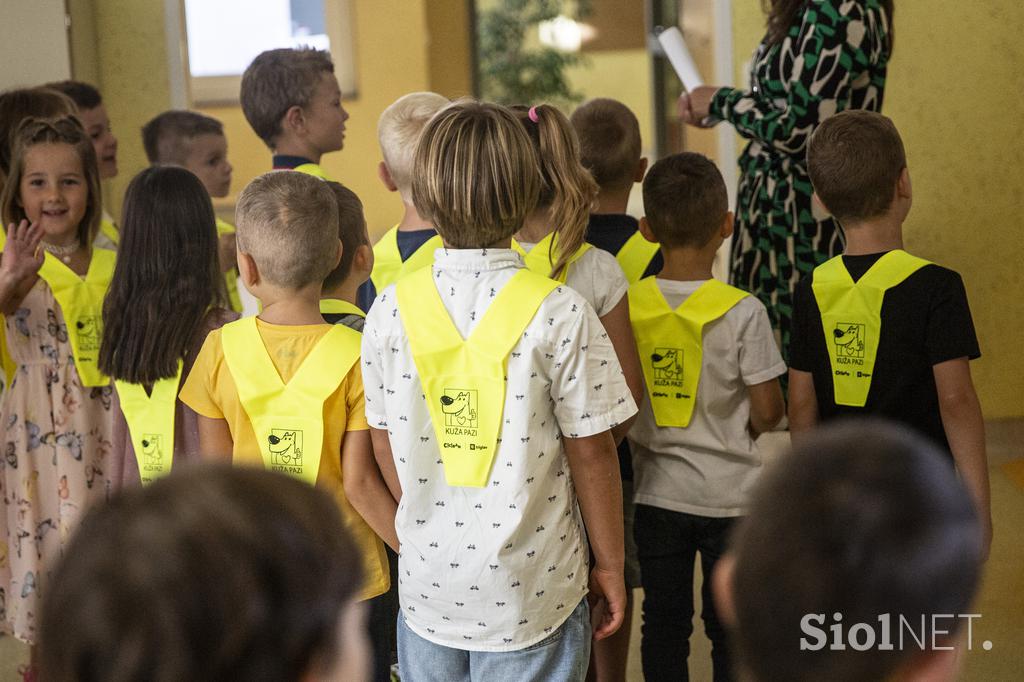 Prvi šolski dan. šola otroci prvošolčki prvošolci prvošolec razred