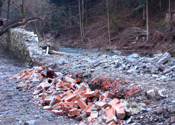 Voda je za seboj odnašala vse, kar ji je prekrižalo pot. | Foto: STA ,