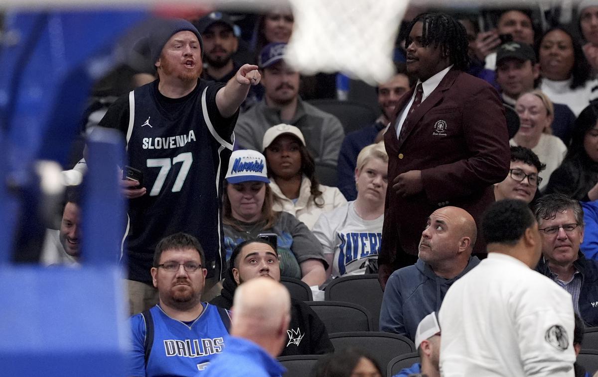 navijači Dallas Mavericks | Dva navijača so zaradi žaljivk predčasno pospremili iz American Airlines Centra. | Foto Guliverimage