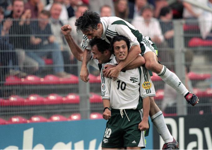 Zlatko Zahović, Miran Pavlin in Darko Milanič proslavljajo gol za vodstvo s 3:0. | Foto: Guliverimage/Getty Images