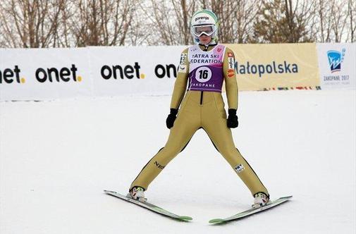 Ema Klinec na stopničkah v Zakopanah