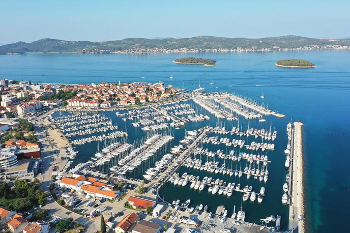 Marina Kornati, Biograd na Moru | Vseh sedem slovenskih državljanov so po navedbah policije odpeljali v zadrsko bolnišnico. | Foto TB Biograd na Moru