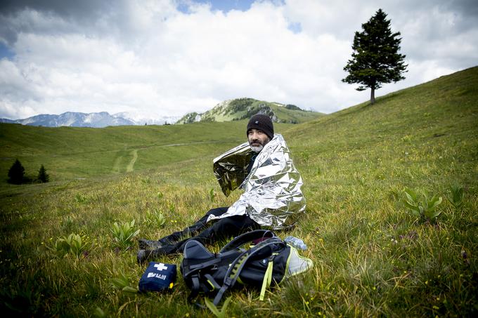 Zelo pomembno je, da se toplotno zaščitimo, dokler čakamo pomoč. Zelo priporočljiva je ti. astronavtska folija, ki jo dobite v vsaki športni trgovini. | Foto: Ana Kovač