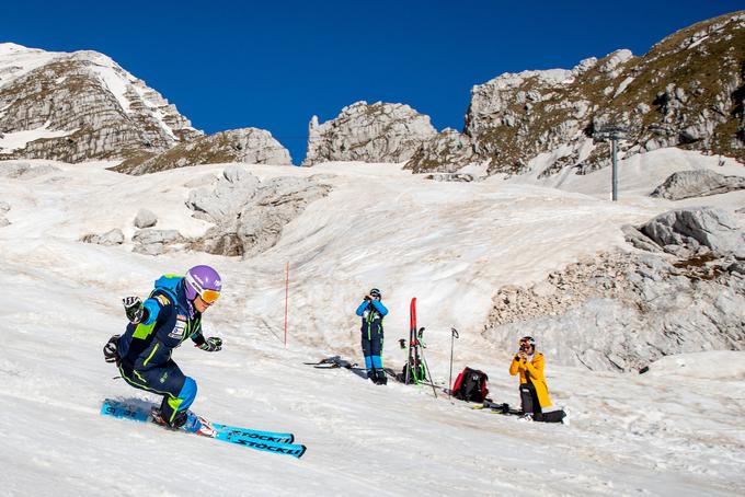 Darja Črnko skrbno beleži vsako Ilkino vožnjo in nato posnetke posreduje trenerju. | Foto: Matic Klanšek Velej/Sportida