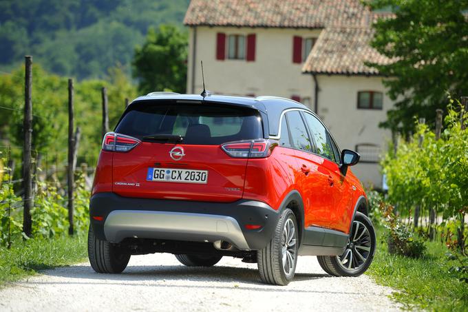 Oplovi oblikovalci pravijo, da je crossland X vsakdanje uporaben in praktičen avtomobil z genetsko zasnovo športnega terenca. To sporoča s svojo značilno podobo.   | Foto: Jure Gregorčič