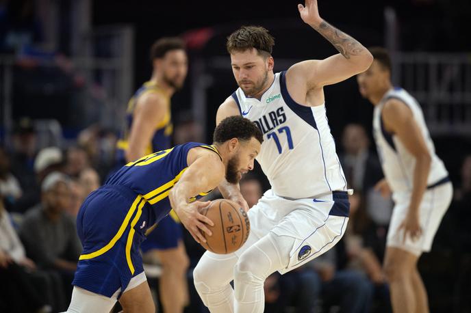 Dallas MAvericks Luka Dončić Golden State Warriors Stephen Curry | Luka Dončić je vendarle igral, dobro tudi v obrambi. Dal je 39 točk, Curry na drugi strani samo 25. | Foto Reuters