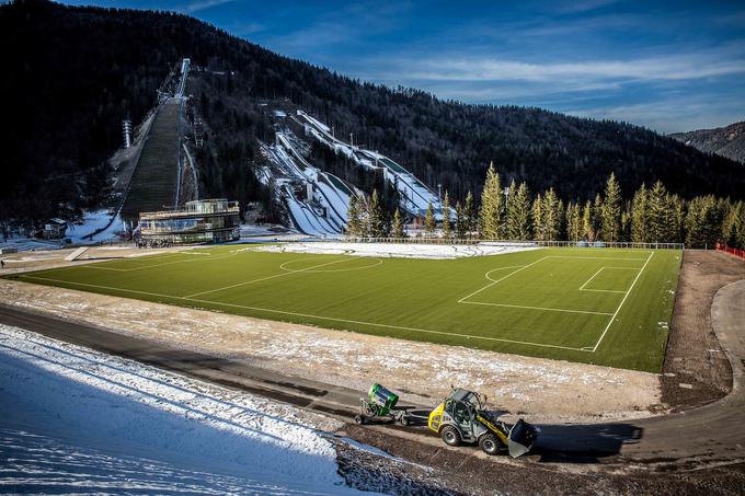 Planica ga je očarala s svojo neokrnjeno naravo in novim nordijskim centrom. Na tamkajšnjem nogometnem igrišču trenirajo tudi naši ragbi igralci. | Foto: Vid Ponikvar