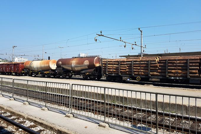 Tovorni promet že poteka skozi železniško postajo Kranj, a do zdaj končana obnova infrastrukture po torkovi nesreči dopušča le promet z dizelsko vleko po dveh tirih (fotografija je simbolična). | Foto: Srdjan Cvjetović