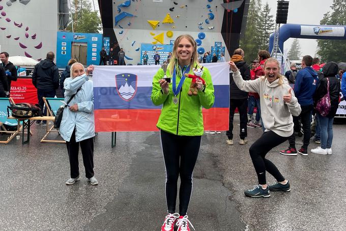 Ne le Manca Smrekar, celotna slovenska paraplezalna reprezentanca je imela na prizorišču EP najlegendarnejšo navijačico – Mančino babico. | Foto: osebni arhiv