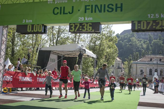 "Praviloma gremo na trojke vsako leto in tudi na malce bolj pomembne teke v Sloveniji. S seboj vedno pripeljemo otroke, ki navijajo. Malce pred ciljem smo jih pobrali, da so z nami stekli skozi cilj. Pomemben je ekipni duh, ki se ga res čuti. Tudi mi smo si pomagali," pravi ženska članica trojke z Gorenjske, ki bo v nedeljo enega člana spodbujala tudi na najbolj globalnem teku Wings for Life. | Foto: 