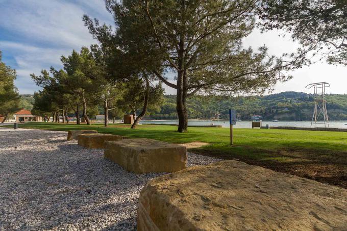 Prenovljena plaža ima veliko zelenja in sence. | Foto: Občina Piran