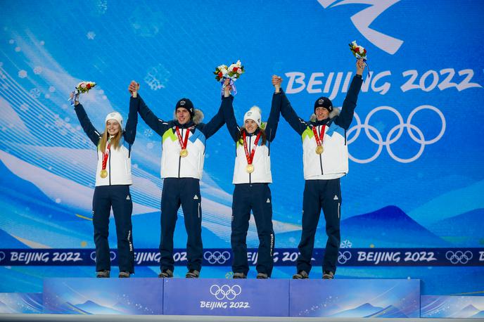 mešana ekipna tekma podelitev kolajn OI | Nika Križnar, Timi Zajc, Urša Bogataj in Peter Prevc so na Prešernov dan poslušali slovensko himno in prejeli zlata olimpijska odličja. | Foto Anže Malovrh/STA