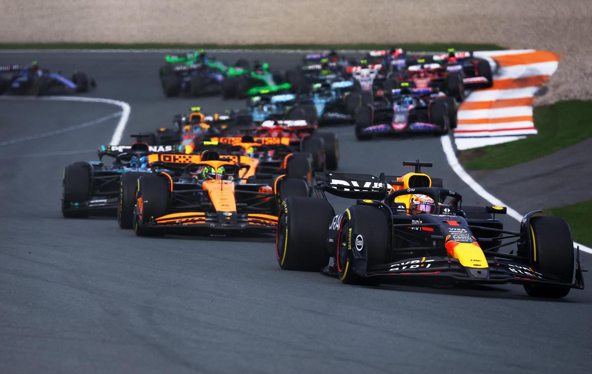 Zandvoort Max Verstappen Lando Norris | Max Verstappen je v prvem zavoju prehitel Landa Norrisa in povedel na domači veliki nagradi Nizozemske. | Foto Reuters