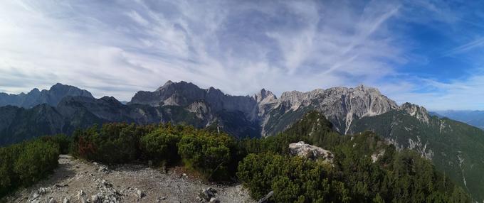 Panorama v smeri juga: levo Prisojnik, nato Mala in Velika Mojstrovka in na sredini Jalovec | Foto: Matej Podgoršek