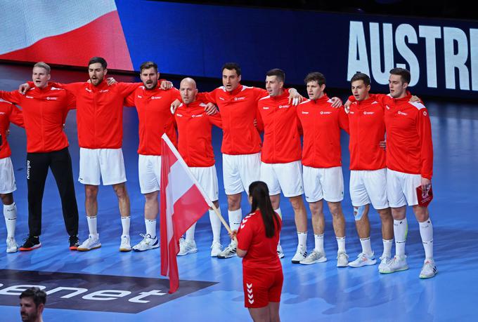 Avstrijski rokometaši so ostali neporaženi tudi proti Nemcem v dvorani Lanxess Arena v Kölnu. Pri Nemcih je bil najbolj učinkovit Juri Knorr s šestimi, pri Avstrijcih pa Mikola Bylik s petimi goli. Izkazala sta se tudi oba vratarja, Avstrijec Constantin Möstl je zbral 17, njegov sloviti nemški kolega Andreas Wolff pa 14 obramb. | Foto: Reuters