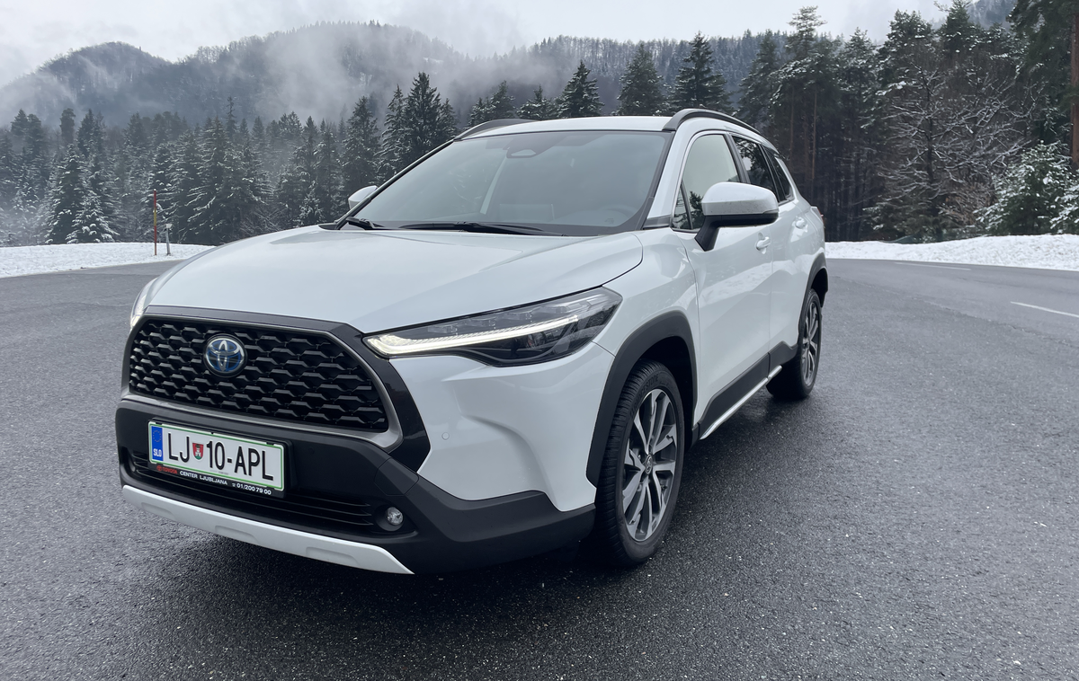 Toyota corolla cross | Avtomobil pri Toyoti spada med modela RAV4 in C-HR, dolg je 4,46 metra, medosje meri 2,64 metra. | Foto Gregor Pavšič