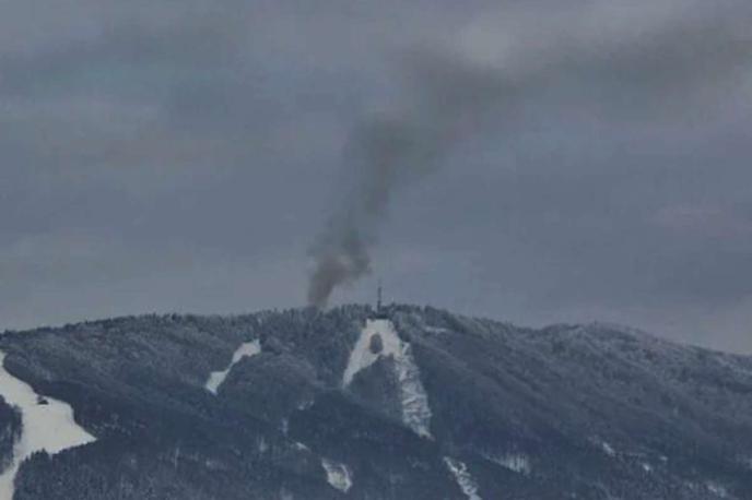 Požar Pohorje | Zaradi obsežnosti požara so bili poleg Gasilske brigade Maribor na kraju dogodka dejavni še člani šestih prostovoljskih gasilskih društev. | Foto Bralec