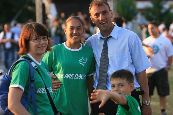 Tako je pred desetimi leti ob družinskih članih proslavljal vrnitev Olimpije v prvo ligo. | Foto: Vid Ponikvar