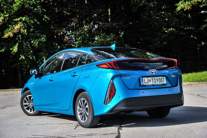 Toyotin prius se ponaša z vpadljivo obliko in zelo uporabno petvratno zasnovo. | Foto: Gašper Pirman