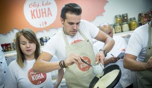 Kako se televizijski in radijski voditelji lovijo pri pripravi palačink #foto #video