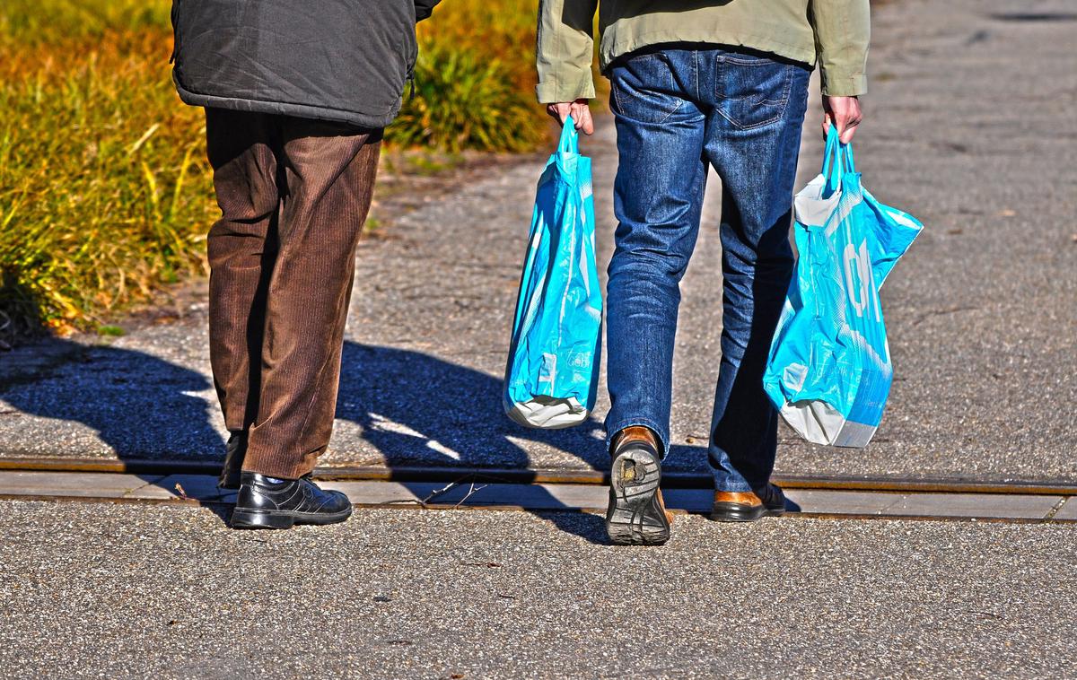 Plastične vrečke | Minilo je eno leto od prepovedi brezplačnih plastičnih nosilnih vrečk v slovenskih trgovinah. Kupci so se na to navadili in so čedalje bolj ekološko ozaveščeni. | Foto Pixabay