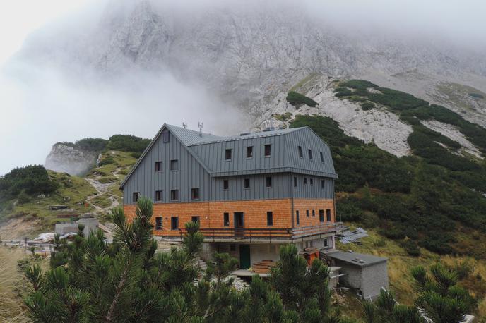 Cojzova koča na Kokrskem sedlu | Med 25 planinskimi kočami v Sloveniji, ki so letos dočakale obnovo ali energetsko sanacijo, je tudi Cojzova koča na Kokrškem sedlu.  | Foto Matej Ogorevc