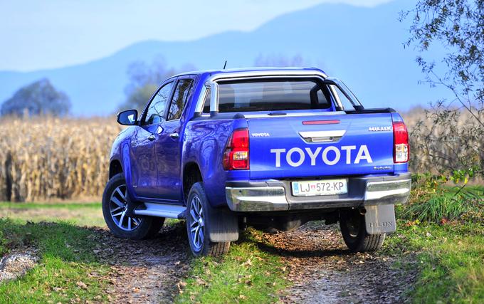 Hilux je dolg 5,3 metra. Čeprav ima z najboljšim paketom opreme vključene tudi parkirne senzorje spredaj in zadaj ter lahko voznik računa tudi na pogled vzvratne kamere, je to za mestne ulice še vedno precejšnji orjak. Še posebej velik izziv bo z njim zapeljati v eno izmed podzemnih garaž v Ljubljani. | Foto: Gregor Pavšič