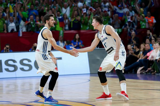 Velika junaka zlate slovenske zgodbe z EuroBasketa 2017 bi se lahko v noči na četrtek družila na parketu v Dallasu, a Gorana Dragića zaradi poškodbe kolena ne bo v Teksas. | Foto: Vid Ponikvar