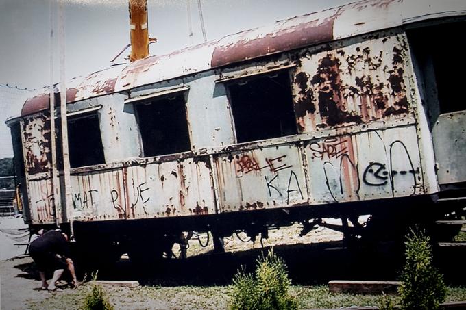 Še tako razdejanemu vagonu so s prostovoljnim delom vrnili prvotni zunanji sijaj in svežo notranjo podobo - fotografija iz arhiva muzeja "Stanice". | Foto: Ana Kovač