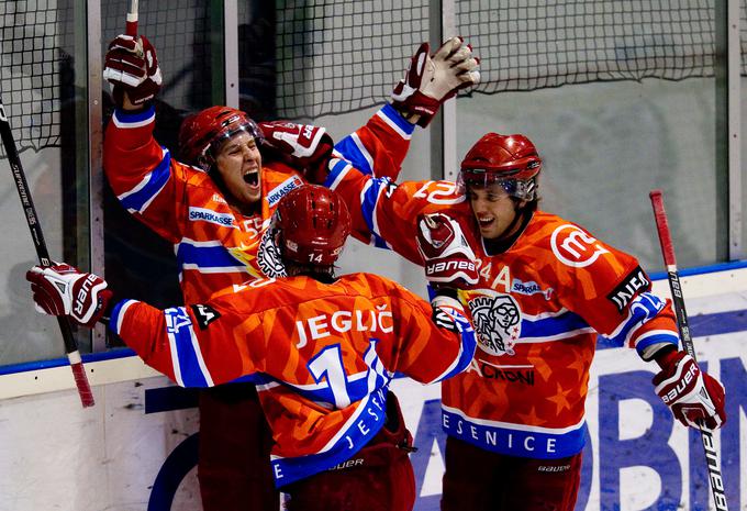 Skok v športno preteklost: Takole so se Žiga Jeglič, Rok Tičar in Robert Sabolič veselili zmage na 432. večnem derbiju. Acroni Jesenice so 15. oktobra 2010 s 6:4 premagale Tilio Olimpijo v 11. krogu lige EBEL. Polne tribune dvorane Podmežakla so v delirij spravili tudi omenjeni trije reprezentanti. Jeglič in Tičar sta zadela po enkrat, Sabolič dvakrat, med strelc za ljubljansko ekipo pa je bil tudi njihov zdajšnji reprezentančni kolega Andrej Hebar.  | Foto: Vid Ponikvar