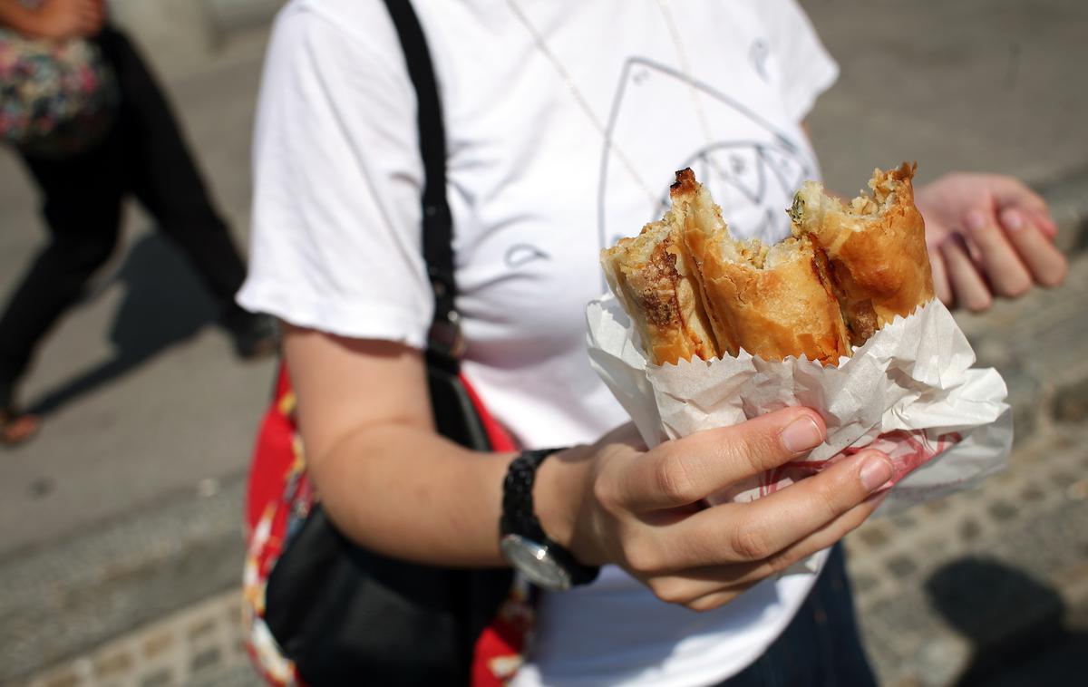 Kebab burek | "Bojkotirajmo nakupovanje kruha, bureka, peciva, krofov in drugih pekovskih izdelkov v pekarnah in trgovinah," pravijo dijaki.  | Foto Matjaž Rušt