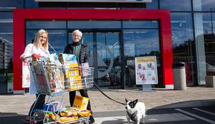 Spar Slovenija zapuščenim živalim s poplavnih območij daroval več kot tono hrane