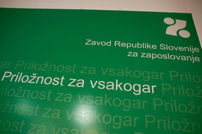 Zavod za zaposlovanje | Med pretekli mesec prijavljenimi brezposelnimi po navedbah zavoda prevladujejo osebe, ki jim je delovno razmerje prenehalo na področju predelovalnih dejavnosti in v dejavnosti trgovina, vzdrževanje in popravila motornih vozil. | Foto STA