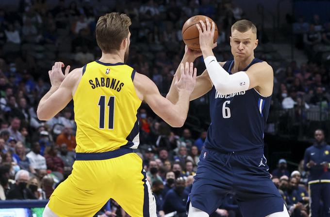 Kristaps Porzingis je dosegel uvodne štiri točke na tekmi, a je na dvoboju zaigral le 11 minut, nato pa se zaradi bolečin v kolenu ni več vračal na parket. | Foto: Reuters